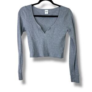 Aritzia TNA Gray V-Neck HomeStretch Rib Henley Thermal Knit Long Sleeve Crop Top